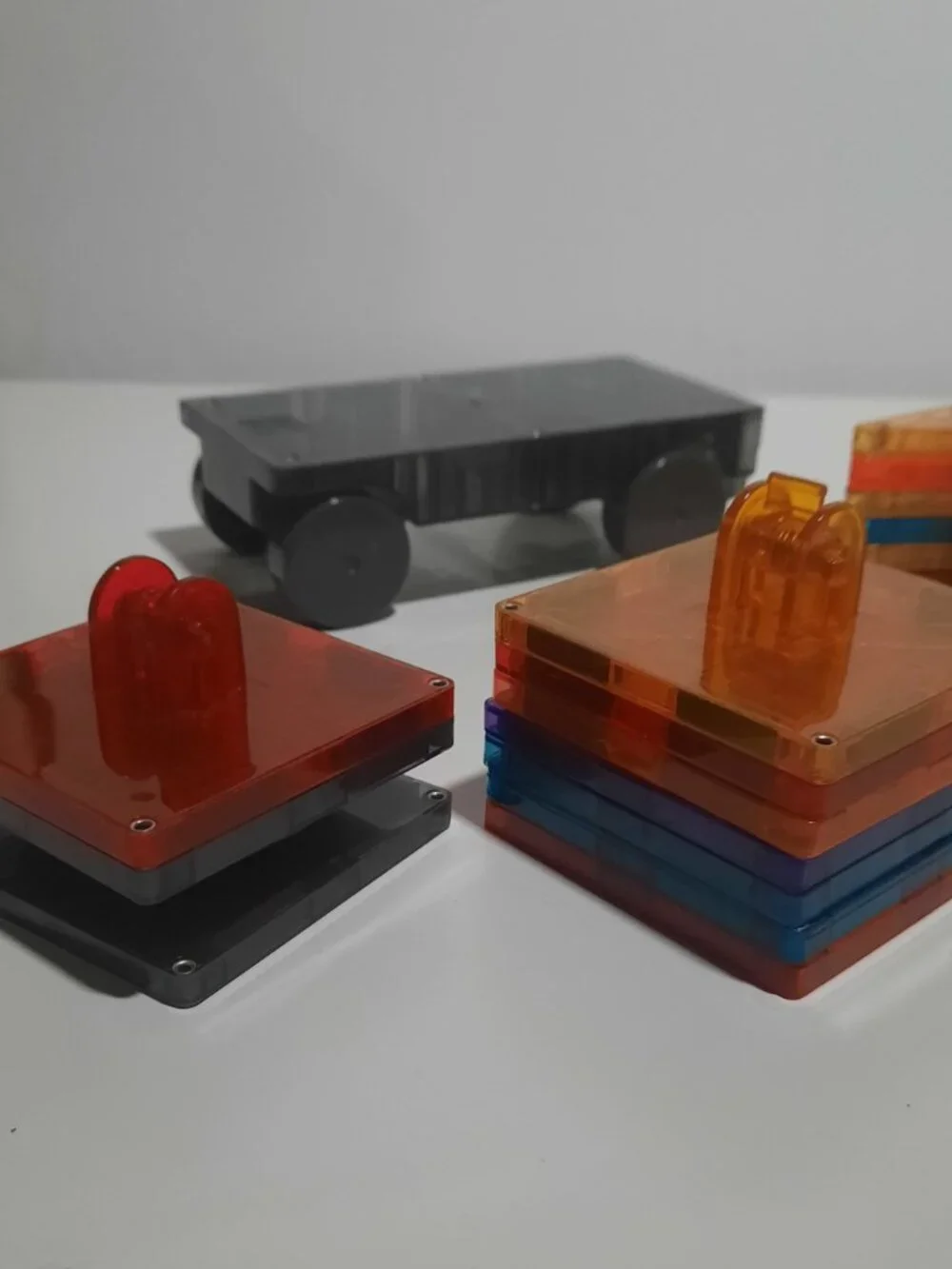 MAGNA-TILES PicassoTiles Lot 61 Pieces Magnetic Building Toys Car Chassis